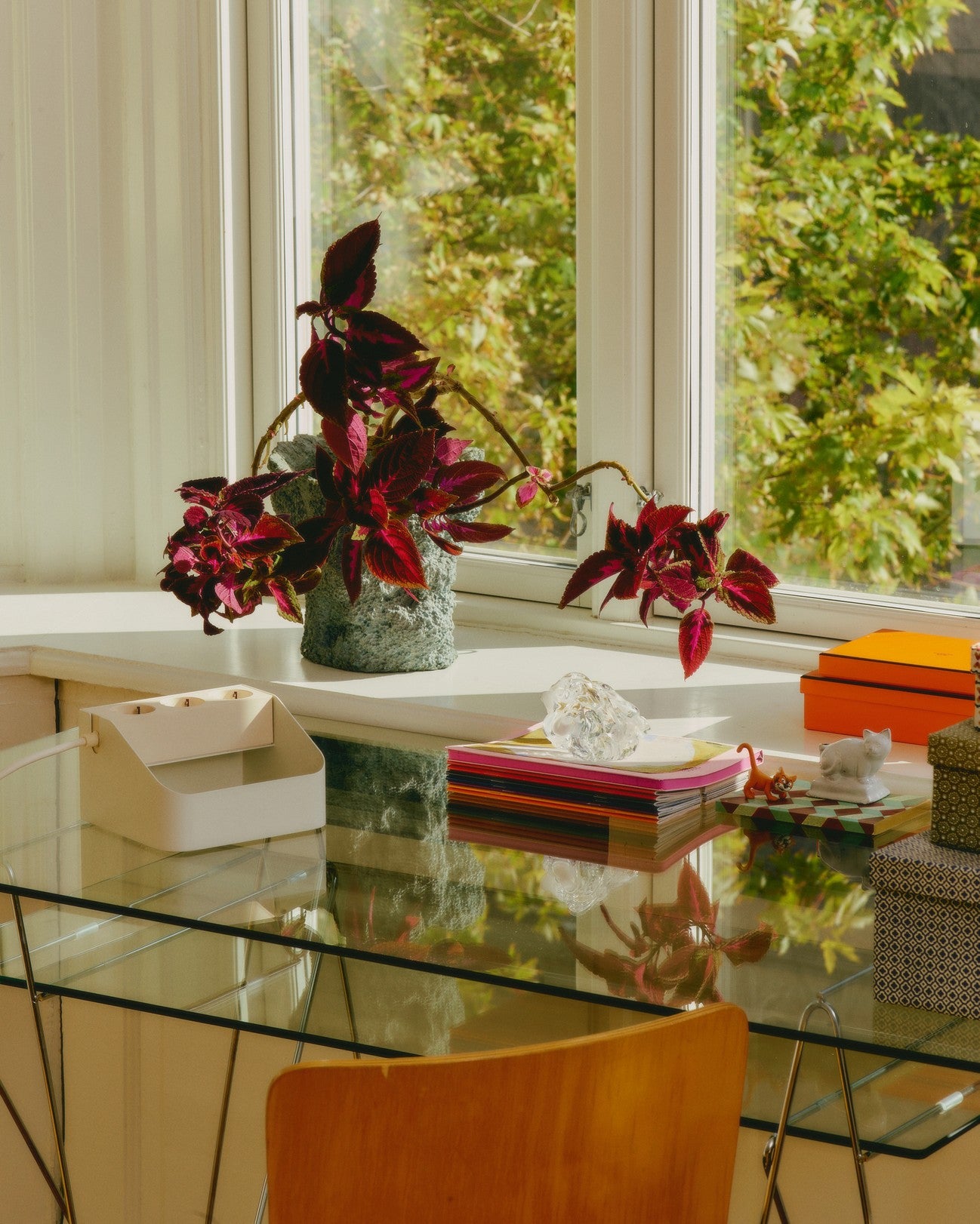 Pedestal Power Bar Tray
